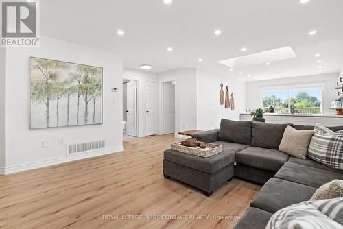 105 Wessenger Drive, Barrie (Holly), ON - Indoor Photo Showing Living Room