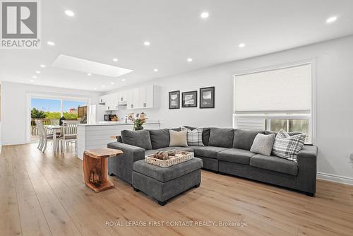 105 Wessenger Drive, Barrie (Holly), ON - Indoor Photo Showing Living Room