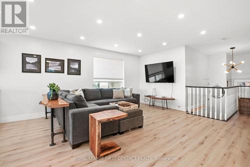 105 Wessenger Drive, Barrie (Holly), ON - Indoor Photo Showing Living Room