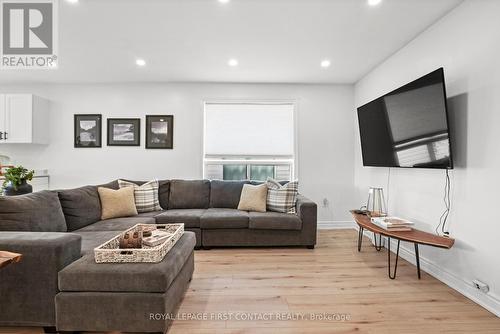 105 Wessenger Drive, Barrie (Holly), ON - Indoor Photo Showing Living Room