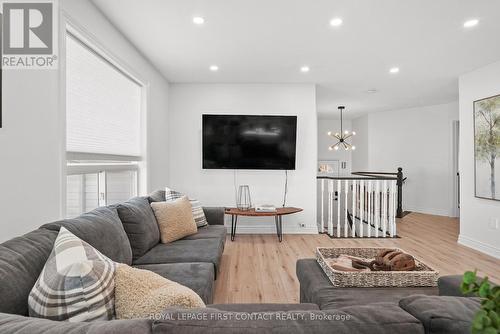 105 Wessenger Drive, Barrie (Holly), ON - Indoor Photo Showing Living Room