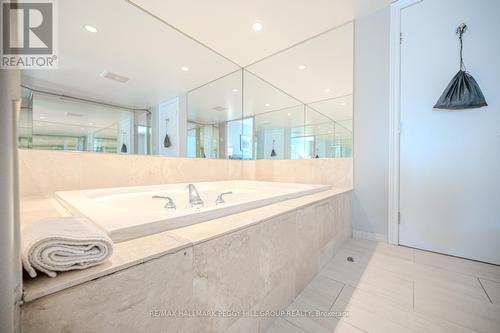 2220-21 - 90 Highland Drive, Oro-Medonte (Horseshoe Valley), ON - Indoor Photo Showing Bathroom