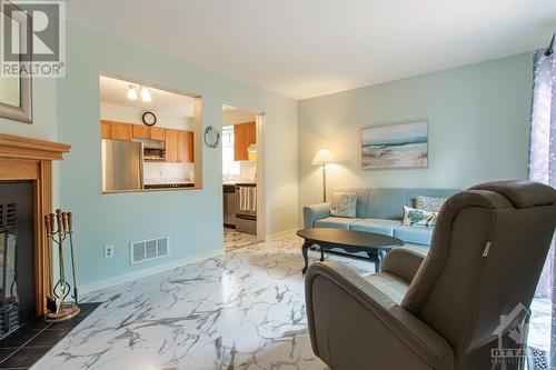 11 Royal Field Crescent, Ottawa, ON - Indoor Photo Showing Living Room