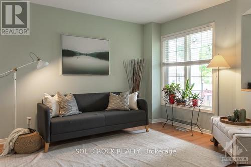 11 Royal Field Crescent, Ottawa, ON - Indoor Photo Showing Living Room