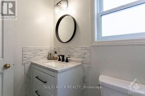 11 Royal Field Crescent, Ottawa, ON - Indoor Photo Showing Bathroom