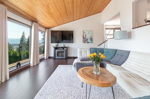 1426 Scott Crescent, West Kelowna, BC - Indoor Photo Showing Living Room