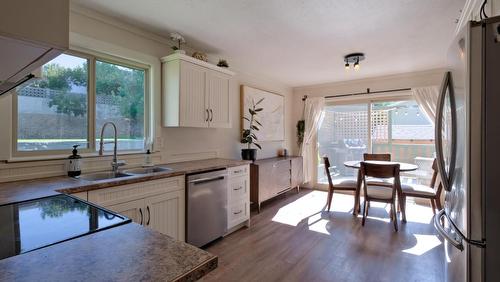 1420 Kelglen Crescent, Kelowna, BC - Indoor Photo Showing Kitchen With Double Sink