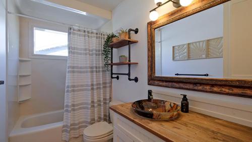 1420 Kelglen Crescent, Kelowna, BC - Indoor Photo Showing Bathroom