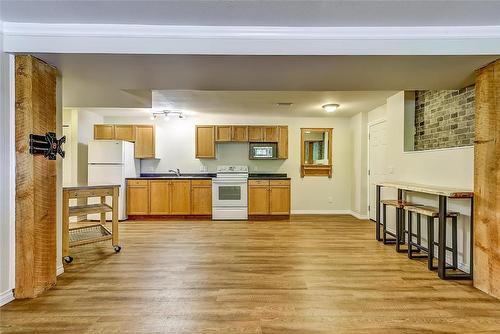 1420 Kelglen Crescent, Kelowna, BC - Indoor Photo Showing Kitchen