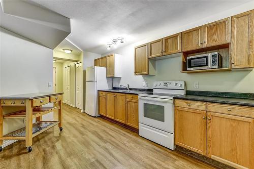 1420 Kelglen Crescent, Kelowna, BC - Indoor Photo Showing Kitchen