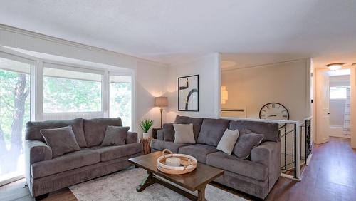 1420 Kelglen Crescent, Kelowna, BC - Indoor Photo Showing Living Room