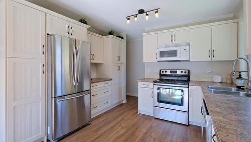 1420 Kelglen Crescent, Kelowna, BC - Indoor Photo Showing Kitchen With Double Sink