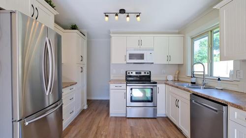 1420 Kelglen Crescent, Kelowna, BC - Indoor Photo Showing Kitchen With Double Sink With Upgraded Kitchen