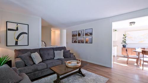 1420 Kelglen Crescent, Kelowna, BC - Indoor Photo Showing Living Room