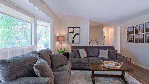 1420 Kelglen Crescent, Kelowna, BC - Indoor Photo Showing Living Room