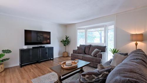 1420 Kelglen Crescent, Kelowna, BC - Indoor Photo Showing Living Room