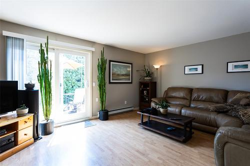 1-500 Lester Road, Kelowna, BC - Indoor Photo Showing Living Room