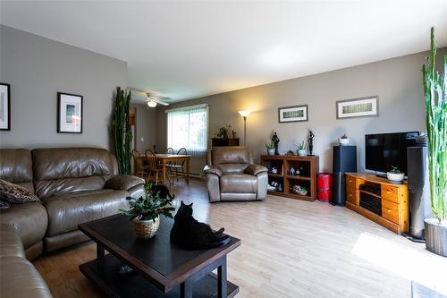 1-500 Lester Road, Kelowna, BC - Indoor Photo Showing Living Room