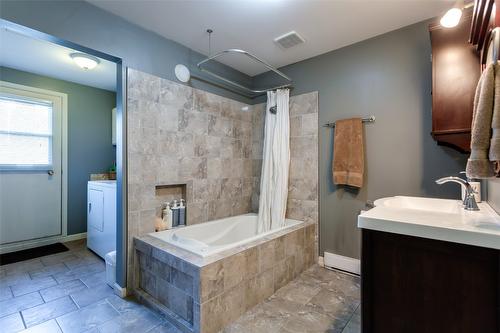 1-500 Lester Road, Kelowna, BC - Indoor Photo Showing Bathroom