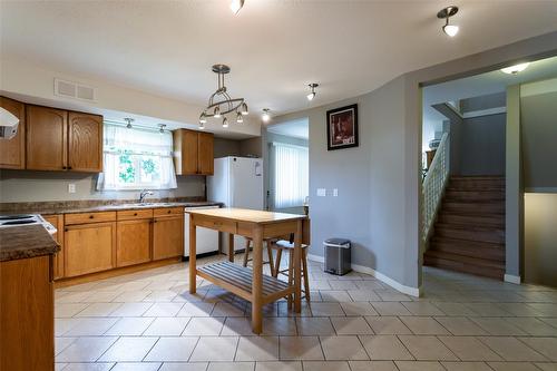 1-500 Lester Road, Kelowna, BC - Indoor Photo Showing Kitchen