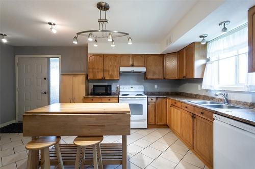 1-500 Lester Road, Kelowna, BC - Indoor Photo Showing Kitchen With Double Sink