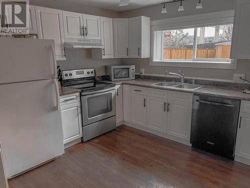 2515 Delray Road, West Kelowna, BC - Indoor Photo Showing Kitchen With Double Sink