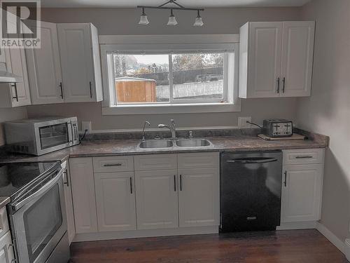 2515 Delray Road, West Kelowna, BC - Indoor Photo Showing Kitchen With Double Sink