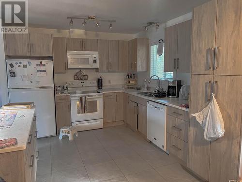 2515 Delray Road, West Kelowna, BC - Indoor Photo Showing Kitchen