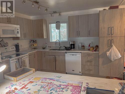 2515 Delray Road, West Kelowna, BC - Indoor Photo Showing Kitchen With Double Sink