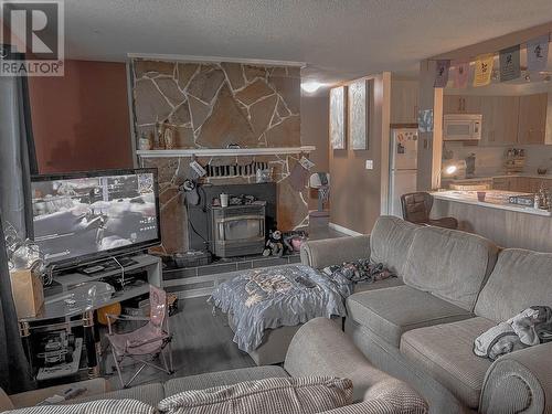 2515 Delray Road, West Kelowna, BC - Indoor Photo Showing Living Room