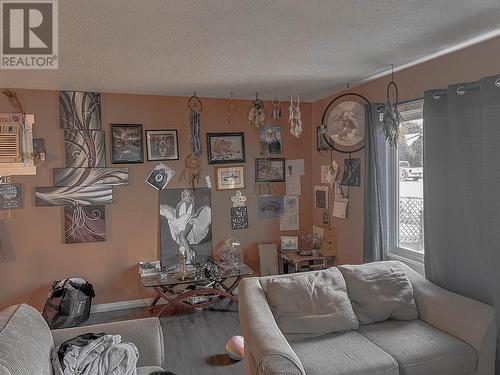 2515 Delray Road, West Kelowna, BC - Indoor Photo Showing Living Room