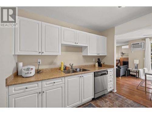 1481 Inkar Road Unit# 18, Kelowna, BC - Indoor Photo Showing Kitchen With Double Sink