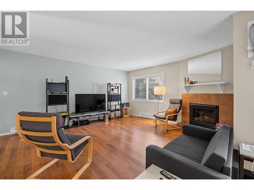 1481 Inkar Road Unit# 18, Kelowna, BC - Indoor Photo Showing Living Room With Fireplace