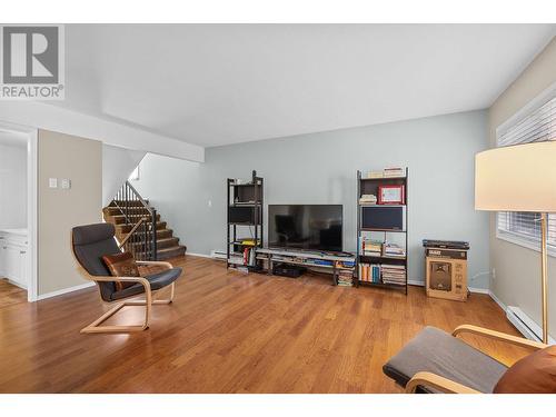 1481 Inkar Road Unit# 18, Kelowna, BC - Indoor Photo Showing Living Room