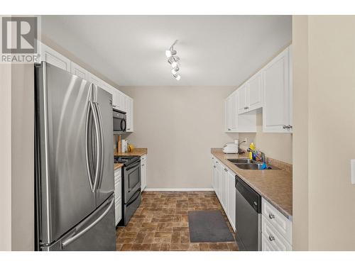 1481 Inkar Road Unit# 18, Kelowna, BC - Indoor Photo Showing Kitchen With Double Sink