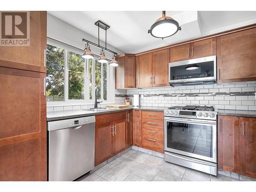 160 Celano Crescent Unit# 101, Kelowna, BC - Indoor Photo Showing Kitchen