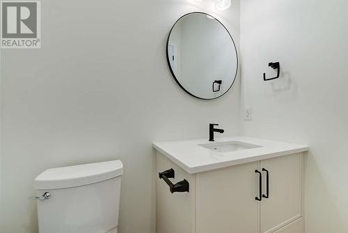 549 Knowles Road, Kelowna, BC - Indoor Photo Showing Bathroom