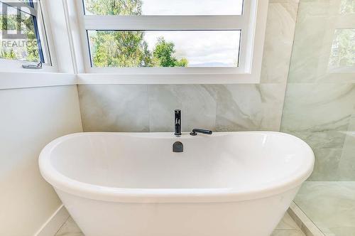 549 Knowles Road, Kelowna, BC - Indoor Photo Showing Bathroom