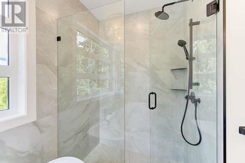 549 Knowles Road, Kelowna, BC - Indoor Photo Showing Bathroom