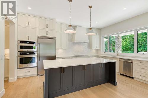 549 Knowles Road, Kelowna, BC - Indoor Photo Showing Kitchen With Upgraded Kitchen