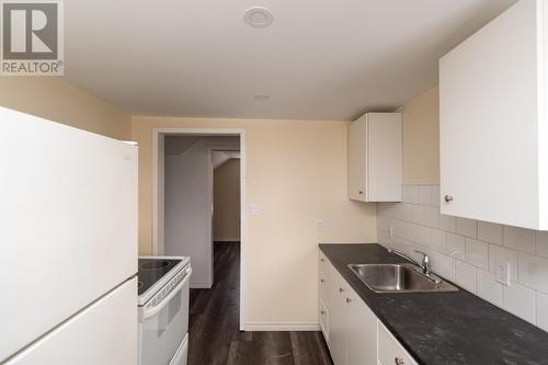 369-371 Wellington St E, Sault Ste Marie, ON - Indoor Photo Showing Kitchen