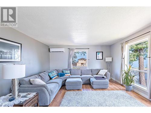 107 Crown Crescent, Vernon, BC - Indoor Photo Showing Living Room