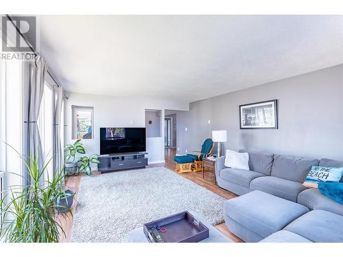 107 Crown Crescent, Vernon, BC - Indoor Photo Showing Living Room