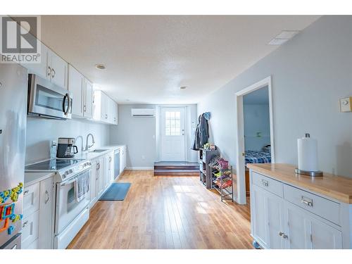 107 Crown Crescent, Vernon, BC - Indoor Photo Showing Kitchen