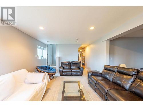 107 Crown Crescent, Vernon, BC - Indoor Photo Showing Living Room