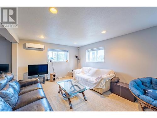 107 Crown Crescent, Vernon, BC - Indoor Photo Showing Living Room