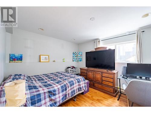 107 Crown Crescent, Vernon, BC - Indoor Photo Showing Bedroom