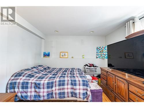 107 Crown Crescent, Vernon, BC - Indoor Photo Showing Bedroom