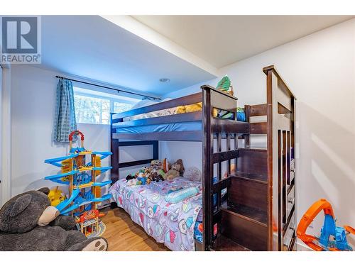 107 Crown Crescent, Vernon, BC - Indoor Photo Showing Bedroom