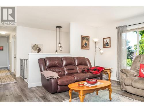 1807 22 Street, Vernon, BC - Indoor Photo Showing Living Room